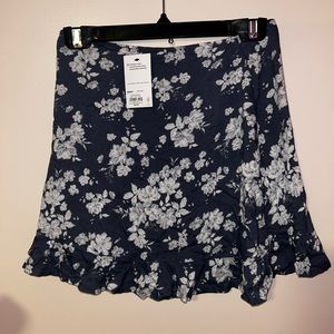 NWT KOHL’S Ruffle Hem floral Blue and White Mini Skirt Size Small JG21Y020RP